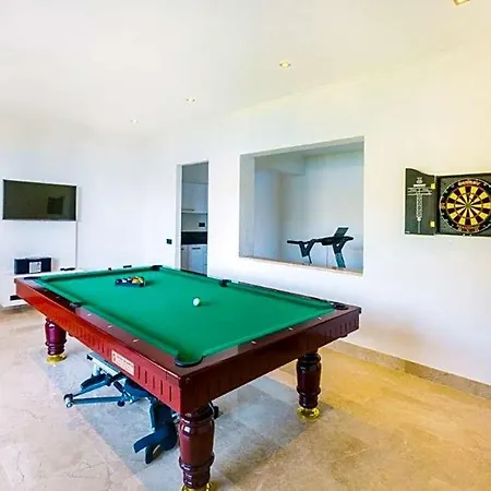 Sleeps 10 Pool Air Con Wifi * Καλκάν