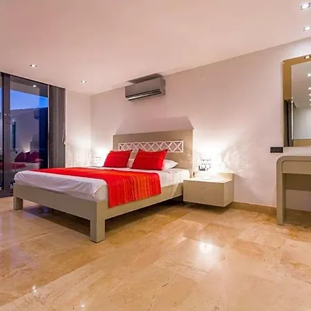 Sleeps 10 Pool Air Con Wifi Καλκάν
